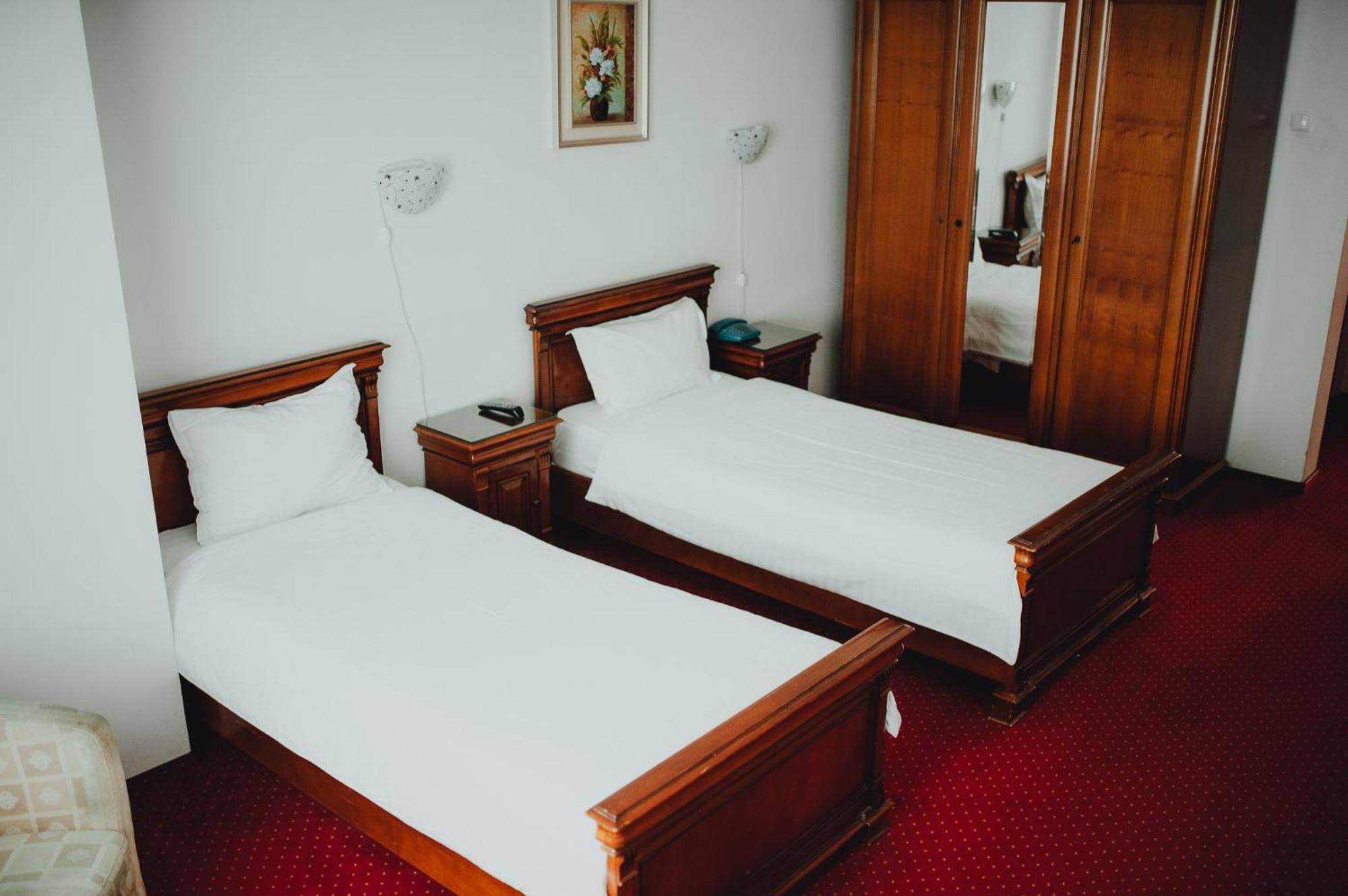 Hotel Bavaria Craiova Bagian luar foto