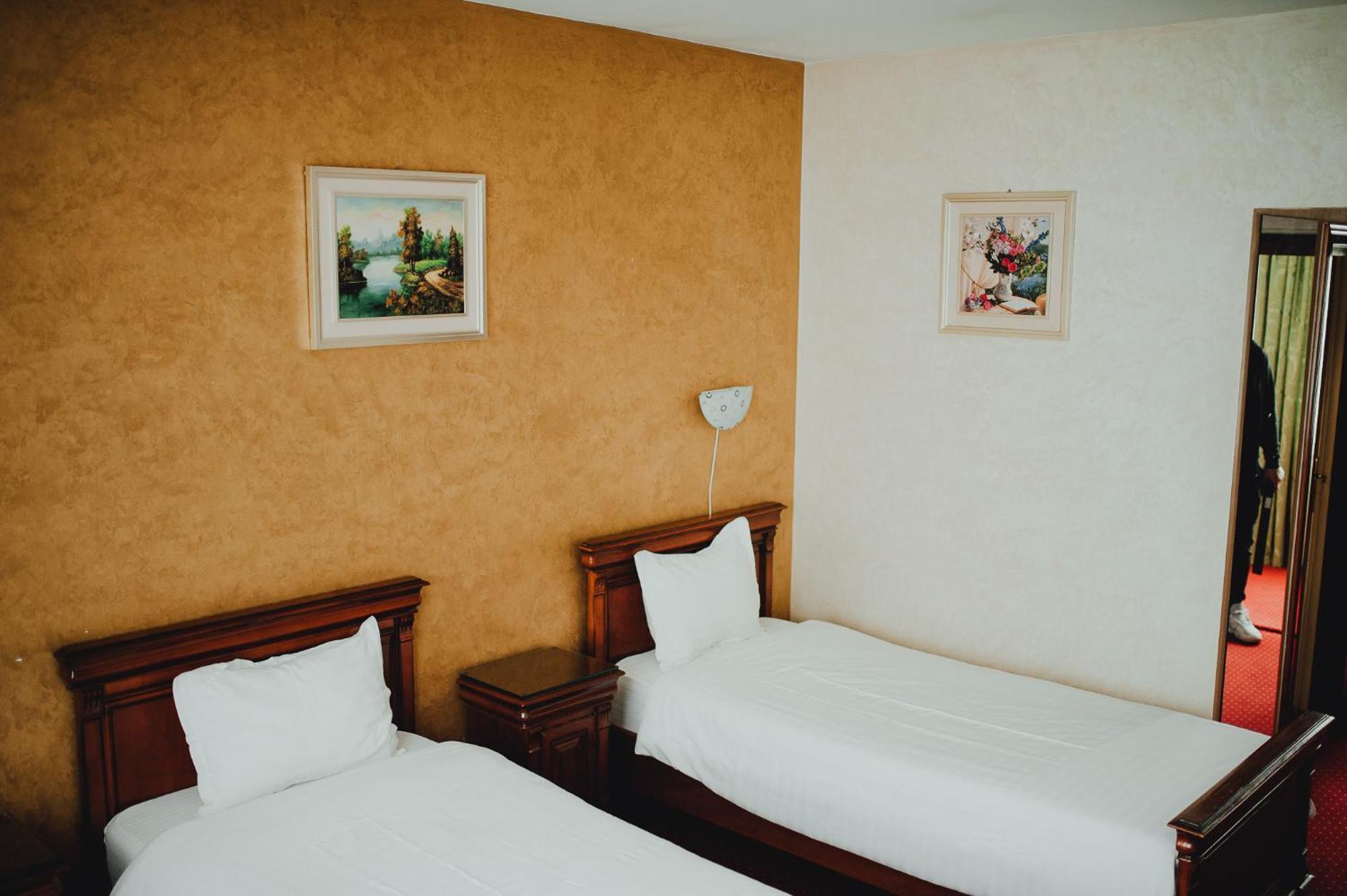 Hotel Bavaria Craiova Bagian luar foto