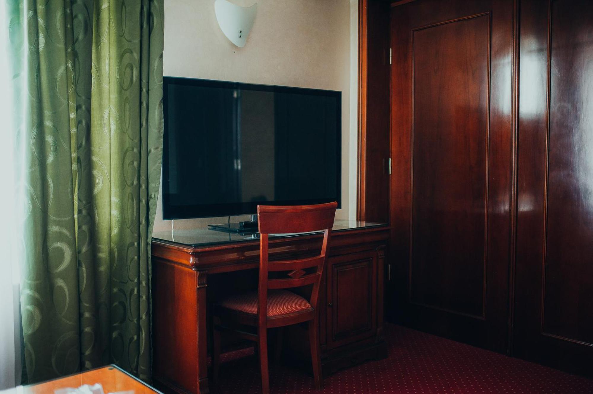Hotel Bavaria Craiova Bagian luar foto