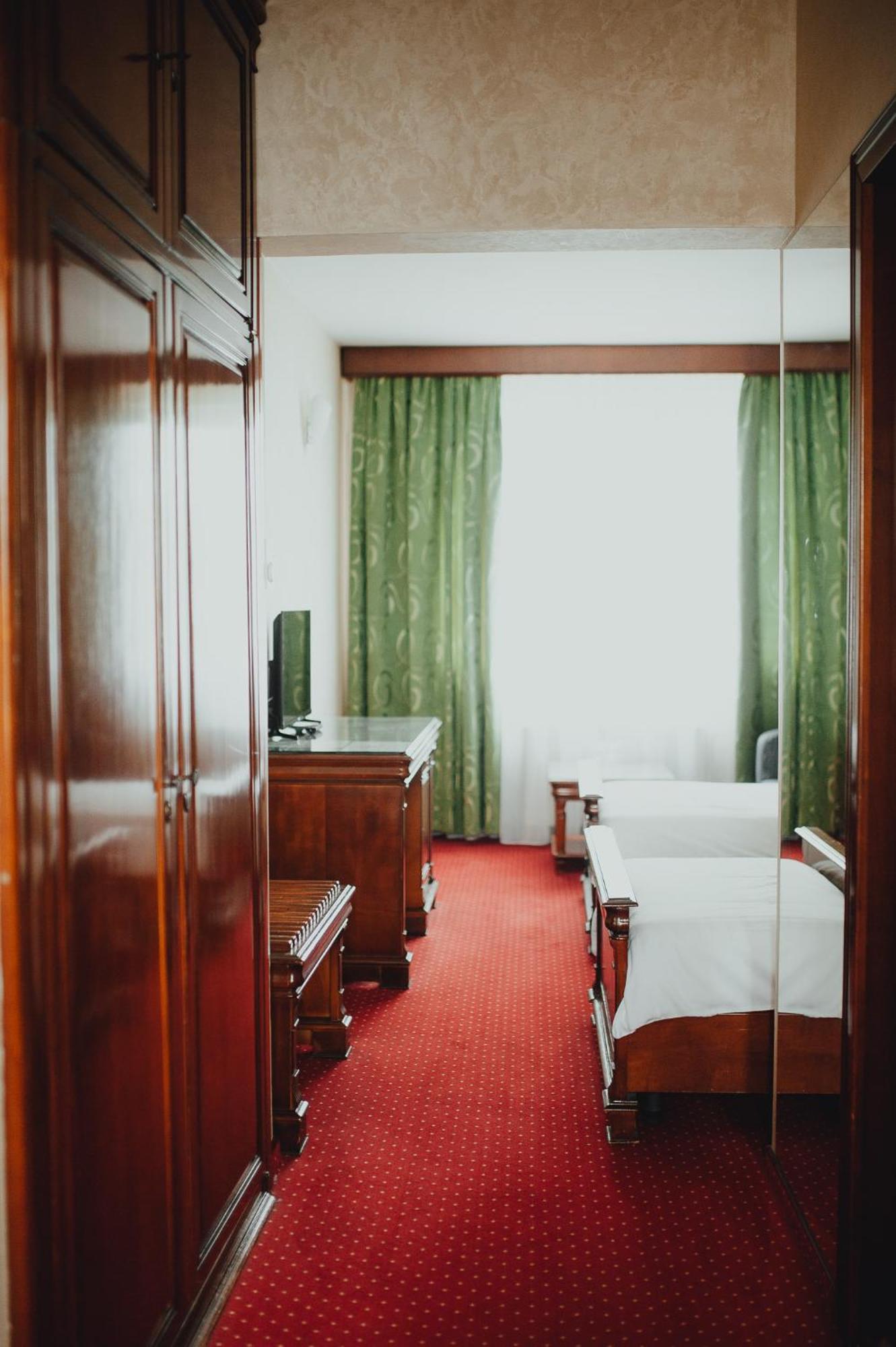 Hotel Bavaria Craiova Bagian luar foto