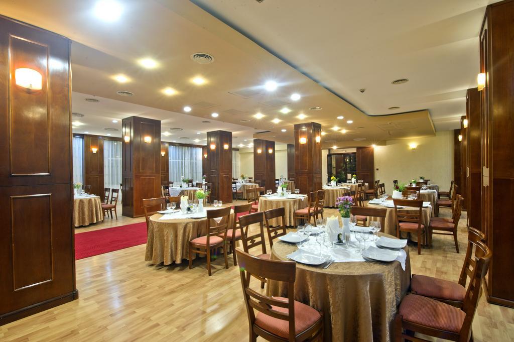 Hotel Bavaria Craiova Bagian luar foto